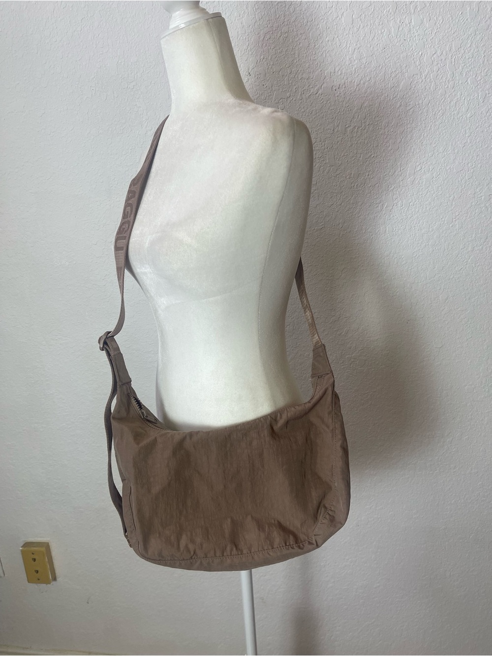 Baggu Medium Nylon Crescent Bag in Toasted Almond - Picture 10 of 10